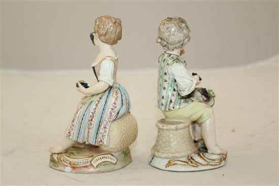 Two Meissen figures of grapepickers, 19th century, 12cm